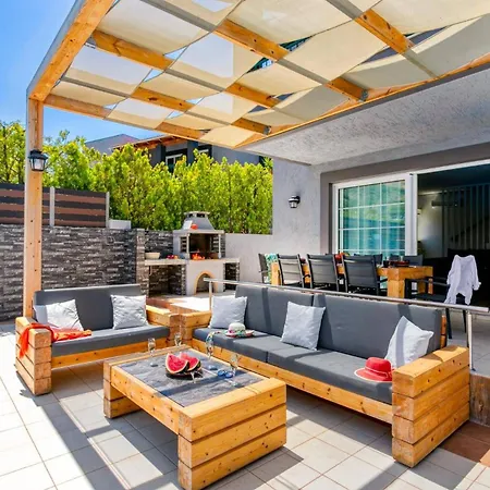 Omega By 赫索尼索斯